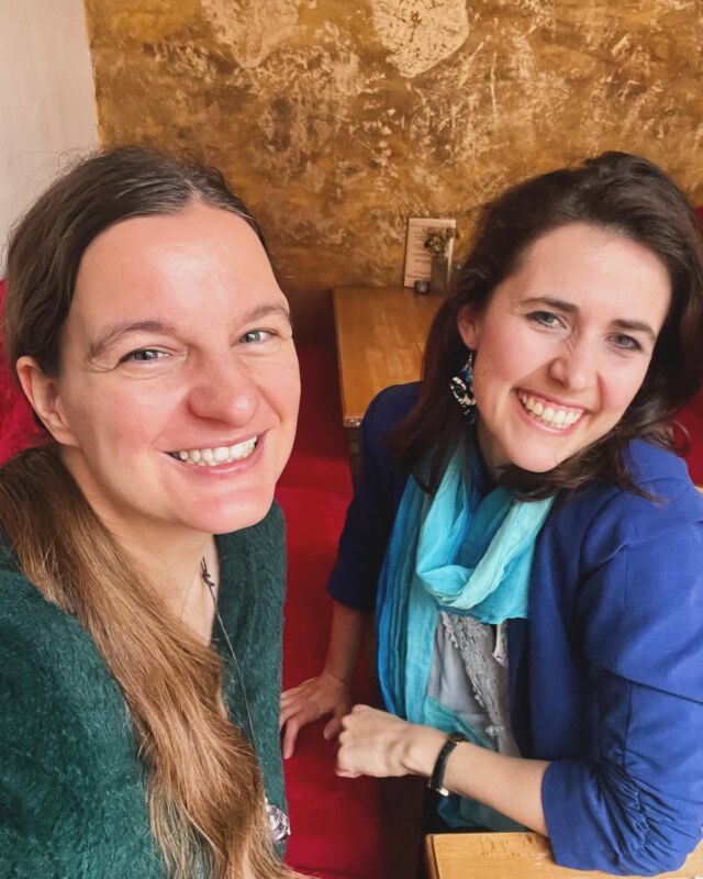 Wir hecken was aus! Stay tuned 😉 … Danke liebe Karolin von @hamburgerkinderunterwegs für das schöne Treffen @cafemaywandsbek. ❤️ Wir freuen uns auf das gemeinsame Event mit @hamburgerkinderunterwegs, @hamburger_weltentdecker_kids und @hamburgwithkids 
🫶

#hamburgerkinderunterwegs #hamburgerweltentdecker #hamburgwithkids #hamburg #galli #kindertheater #eltern #familie #gettogehter #cometogether #family #kinder #kids