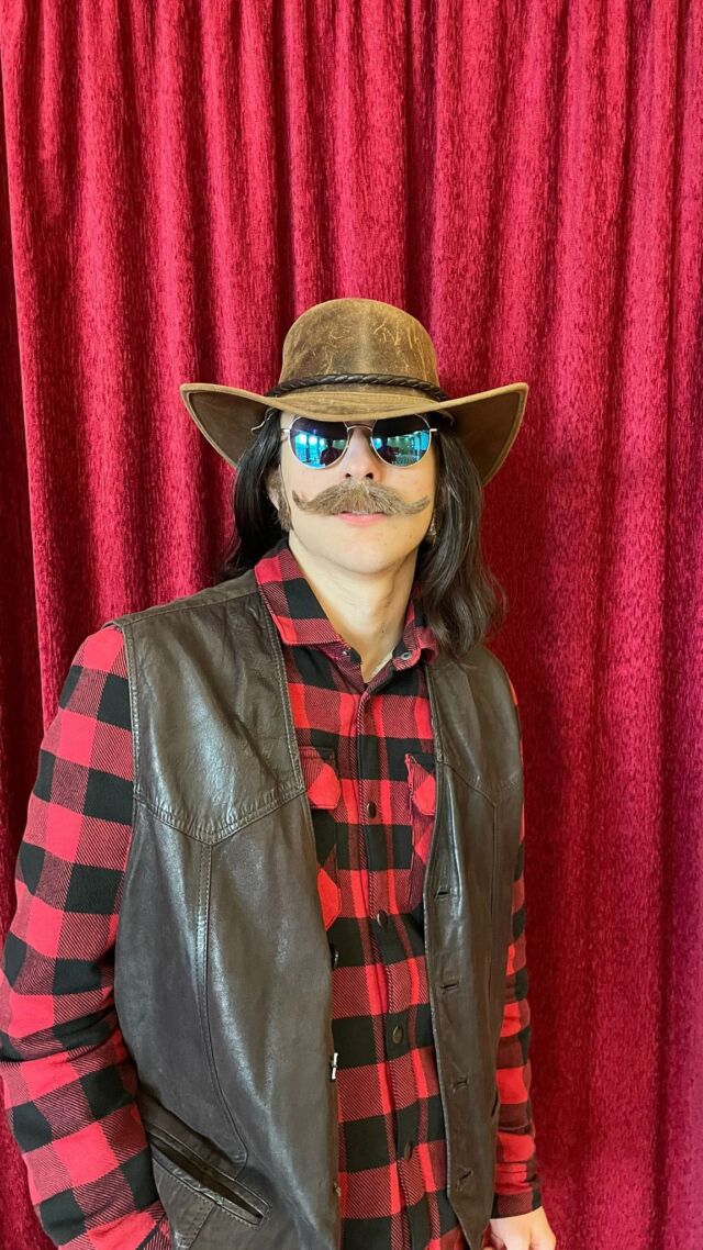 „Hoppla Holla…“ Heute spielten wir gemeinsam mit dem @gallitheaterkiel in der Robert-Koch-Schule (Förderschule) @foerderverein_robertkochschule „Hans im Glück“ mit anschließenden Workshops für die zuschauenden Kinder. Welch ein Glück! 🍀 
Danke für die lebendige Aufführung und die mitreißenden Workshops. 🫶 

✍️ Autor: @johannes_galli
🎹 Musik: @johannes_galli & Michael Summ
🎭 Spieler & Trainer: @tom_sei, @finnlukaskamm, @marie_krisy, Jacob und Robin 

#hans #hansimglück #glück #märchen #kinder #kindertheater #förderschule #schule #lehrer #instagood #réel #pferd #technik #grundschullehrer #grundschule #hamburg #learningbyplaying #lernenlernenlernen #mitmachen #workshop